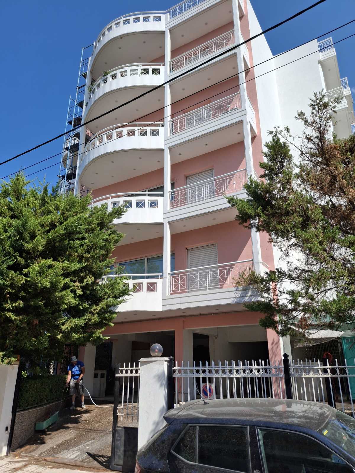 Πολυκατοικία με εργασίες ανακαίνισης όψεων και ικριώματα