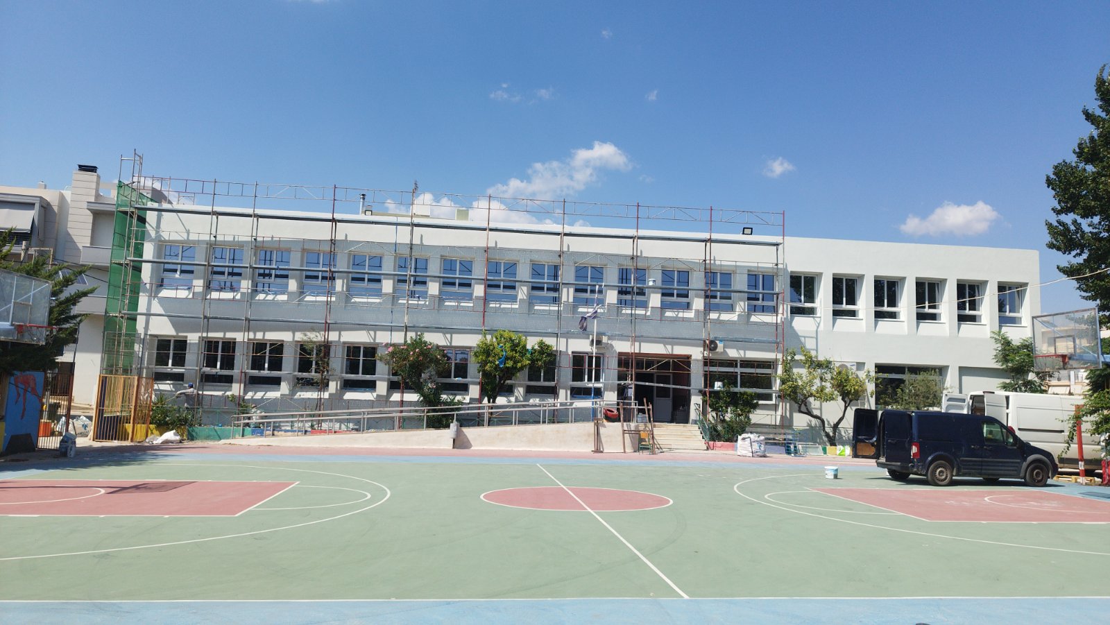 Σχολικό κτίριο υπό αναβάθμιση — ολοκληρωμένη πρόσοψη με ικριώματα