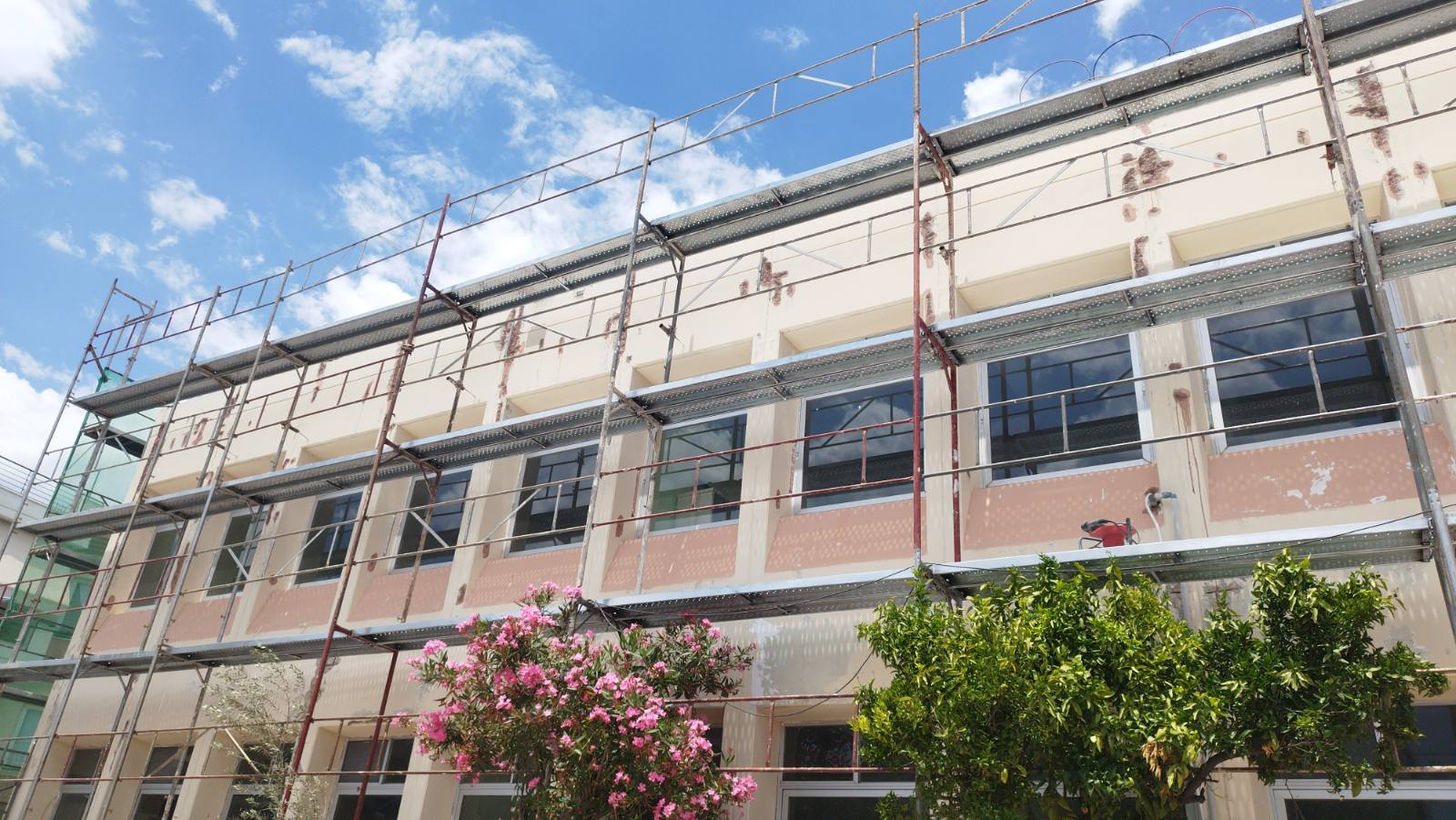 Πλαϊνή όψη με δίχτυ ασφαλείας — εργασίες ενεργειακής αναβάθμισης κελύφους